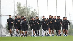 Sejumlah pemain Timnas Indonesia melakukan pemanasan dengan berlari mengitari lapangan saat mengikuti pemusatan latihan di Turki, Kamis (21/12/2023). (Dok. PSSI)