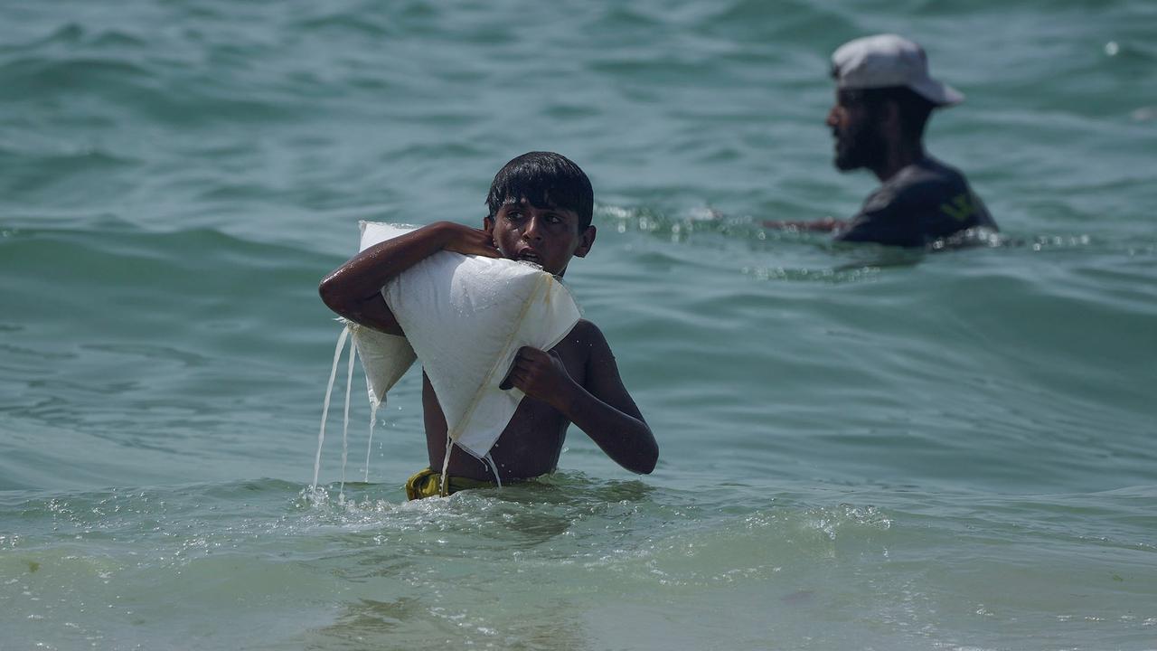 FOTO: Di Tengah Krisis, Warga Gaza Berebut Bantuan yang Tercebur ke Laut Mediterania