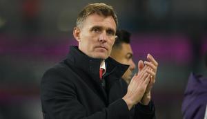 Manajer interim Manchester United, Darren Fletcher, meninggalkan lapangan seusai pertandingan Liga Inggris melawan Burnley di Turf Moor, Inggris, Kamis (8/1/2026). (AP Photo/Ian Hodgson)