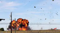 Sebuah pesawat militer bersejarah jatuh setelah bertabrakan dengan pesawat lain selama pertunjukan udara di Bandara Eksekutif Dallas, Dallas, Amerika Serikat, 12 November 2022. Dua pesawat bertabrakan saat mengudara pada pertunjukan udara Dallas Air Show. (Nathaniel Ross Photography via AP)