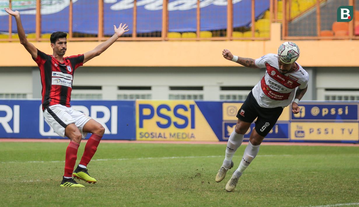 Pemain Madura United, Rafael Feital Da Silva mencetak gol pertama timnya ke gawang Persipura Jayapura dalam laga pekan ke-6 BRI Liga 1 2021/2022 di Stadion Wibawa Mukti, Cikarang, Minggu (03/10/2021). (Bola.com/Bagaskara Lazuardi)