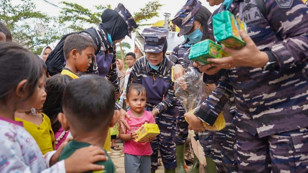 FOTO: Kowal Salurkan Bantuan Banjir ke Aceh Sumut dan Sumbar