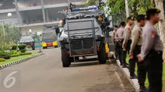 Beberapa kendaraan taktis kepolisian disiagakan di kawasan Stadion Gelora Bung Karno, Jakarta, Senin (7/3/2016). Saat berlangsungnya KTT Luar Biasa OKI, tidak sembarang orang bisa melintas di sekitar JCC dan kawasan GBK. (Liputan6.com/Helmi Fithriansyah)