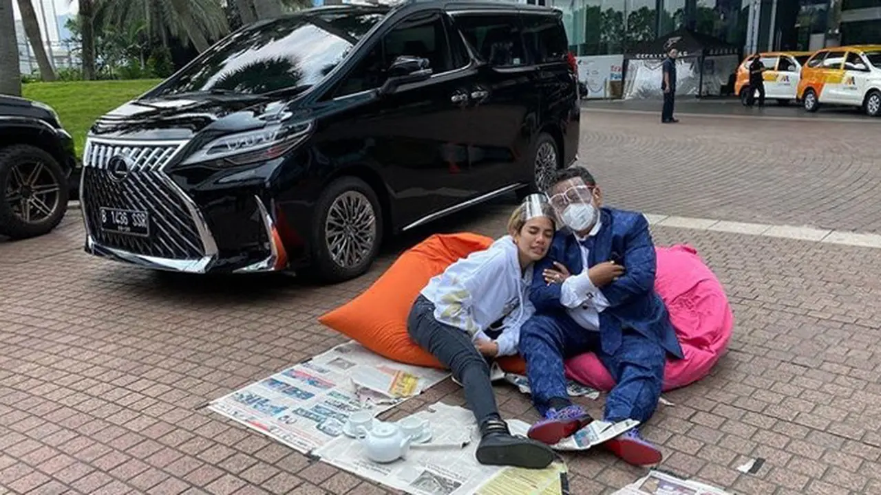 Nikita Mirzani terlihat menggoda Hotman Paris.