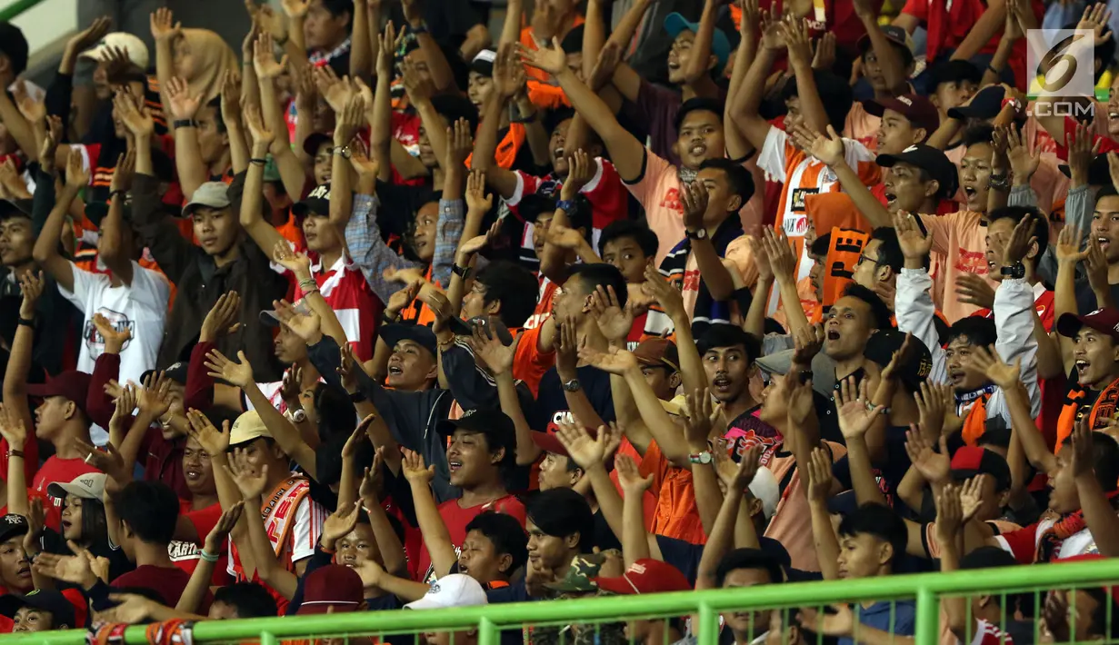 Suporter bertepuk tangan jelang menyaksikan laga persahabatan antara Persija melawan RCD Espanyol di Stadion Patriot Candrabhaga, Bekasi, Rabu (19/7). Persija kalah telak dari RCD Espanyol 0-7. (Liputan6.com/Helmi Fithriansyah) 