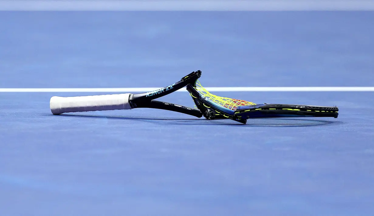 Petenis berusia 27 tahun itu juga telah didenda total 18.500 dolar AS untuk empat pelanggaran terpisah dalam turnamen ini, termasuk meludah, mengumpat, dan yang terakhir memukul raketnya. (AFP/Getty Images/Elsa)