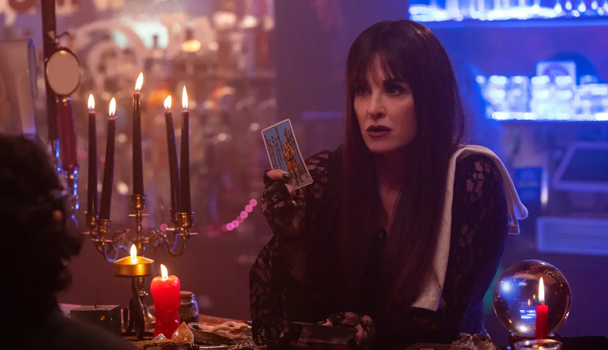 Gambar yang dirilis oleh Universal Pictures ini menunjukkan Kyle Richards dalam adegan film Halloween Ends. Seorang pemuda kemudian dituduh membunuh bocah tersebut yang diketahui adalah anak asuhnya sendiri. (Ryan Green/Universal Pictures via AP)