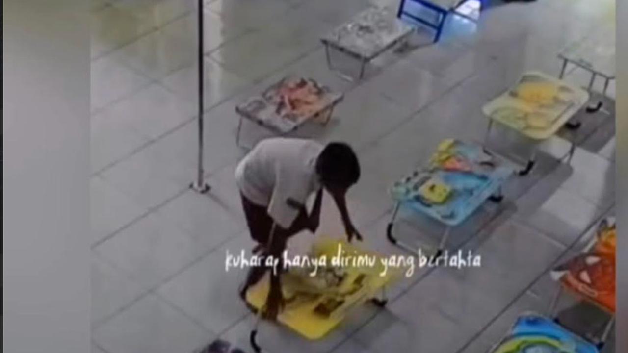 Tak Ingin Gurunya Tahu, Bocah SD Ini Diam-Diam Siapkan Meja Buat Sekolah Ngaji Sepulang Sekolah, Aksinya Viral Bikin Netizen Terharu