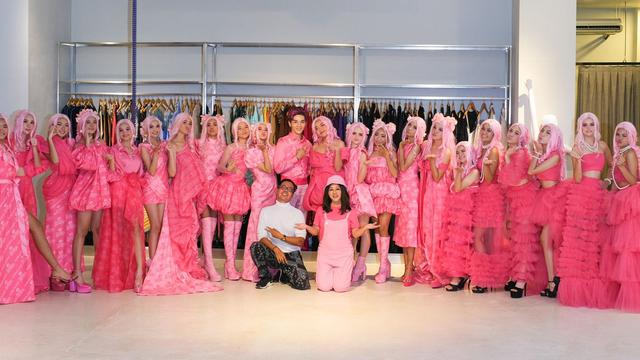 Lenny Hartono saat menggelar peragaan busana bertema Barbie