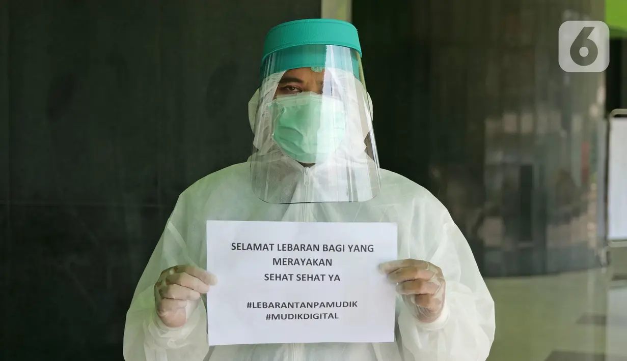 Petugas pendaftaran Gunadi (32) menyampaikan pesan lewat sebuah tulisan saat di RSUD Pasar Minggu, Jakarta, Jumat (22/5/2020). Sejumlah garda terdepan Covid-19 menyampaikan pesan lewat sebuah tulisan. (Liputan6.com/Herman Zakharia)