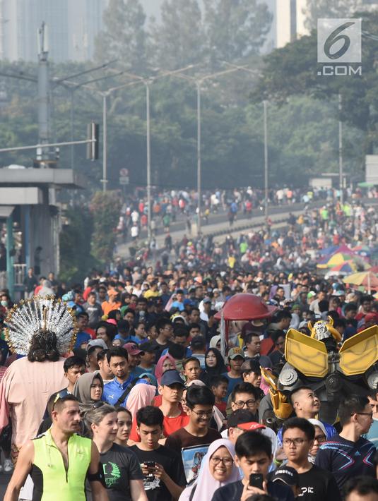 Warga berolahraga saat Car Free Day di Jalan MH Thamrin, Jakarta, Minggu (16/6/2019). Pemprov DKI Jakarta kembali memberlakukan HBKB atau car free day di Jalan MH Thamrin dan Jalan Jenderal Sudirman pascalibur lebaran setiap hari Minggu mulai pukul 06.00 - 11.00 WIB. (Liputan6.com/Angga Yuniar)
