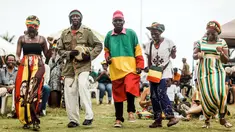 Penggemar musik reggae menari bersama saat memperingati ulang tahun Bob Marley dalam One Love Festival and Rasta Fair di North Beach Amphitheatre, Durban, Afrika Selatan, Minggu (3/2). (RAJESH JANTILAL/AFP)