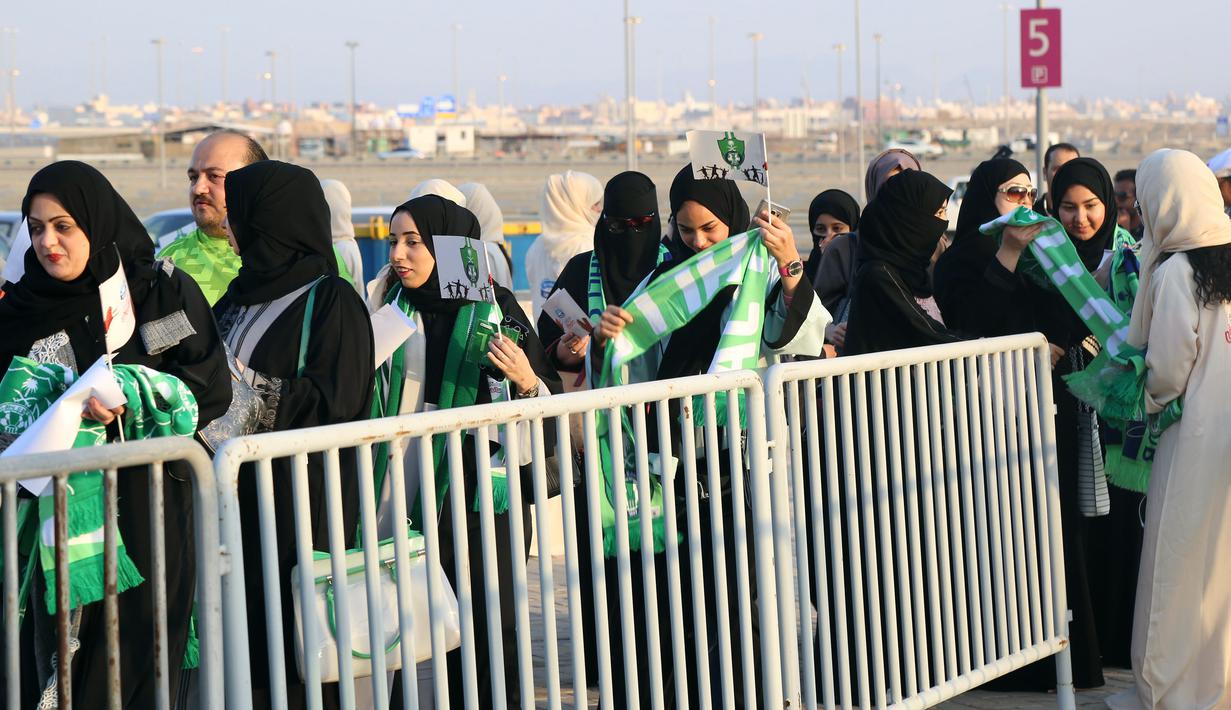 Puluhan suporter wanita klub Al-Ahli sedang antre memasuki stadion pada Saudi Pro League di King Abdullah Sports City, Jeddah, (12/1/2018). Arab Saudi untuk pertama kalinya mengizinkan wanita menonton di stadion. (AFP/STRINGER)