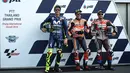 Pebalap Marc Marquez, Valentino Rossi dan Andrea Dovizioso berpose bersama usai mengikuti kualifikasi MotoGP Thailand 2018 di Sirkuit Internasional Buriram (6/10). Rossi berada di posisi kedua dengan catatan waktu 1.30.099. (AFP Photo/Lillian Suwanrmpha)