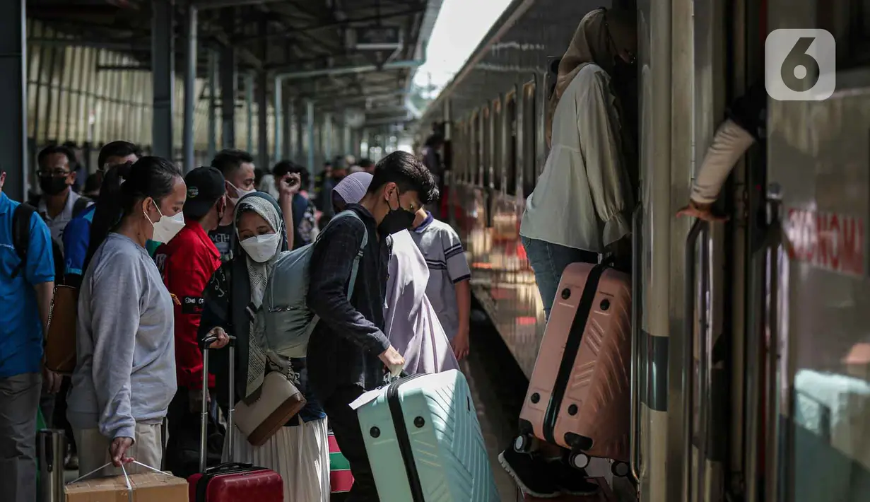 <p>Pemudik menunggu giliran untuk naik ke dalam kereta tujuan mereka di Stasiun Pasar Senen, Jakarta, Selasa (26/4/2022). Sepekan menjelang Lebaran, lonjakan jumlah penumpang kereta api sudah mulai terlihat pada Selasa siang ini, dan diperkirakan akan terus bertambah hingga 30 April atau H-2 Idul Fitri. (Liputan6.com/Faizal Fanani)</p>