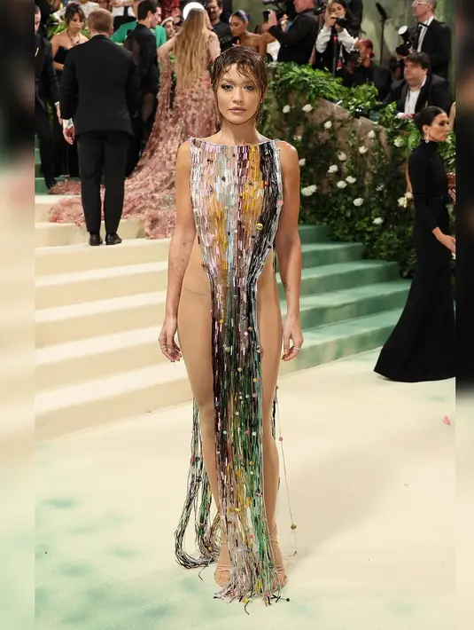 Rita Ora memperlihatkan sebagian kulitnya dengan mengenakan gaun Marni manik-manik warna-warni dengan potongan di sepanjang tubuhnya [@ritaora]