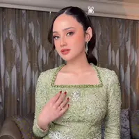 Tak hanya busana adat Aceh modern bernuansa hijau pastel yang elegan, beauty look Syifa malam itu juga menuai banyak pujian dari netizen. @rozanajulanimanagement].