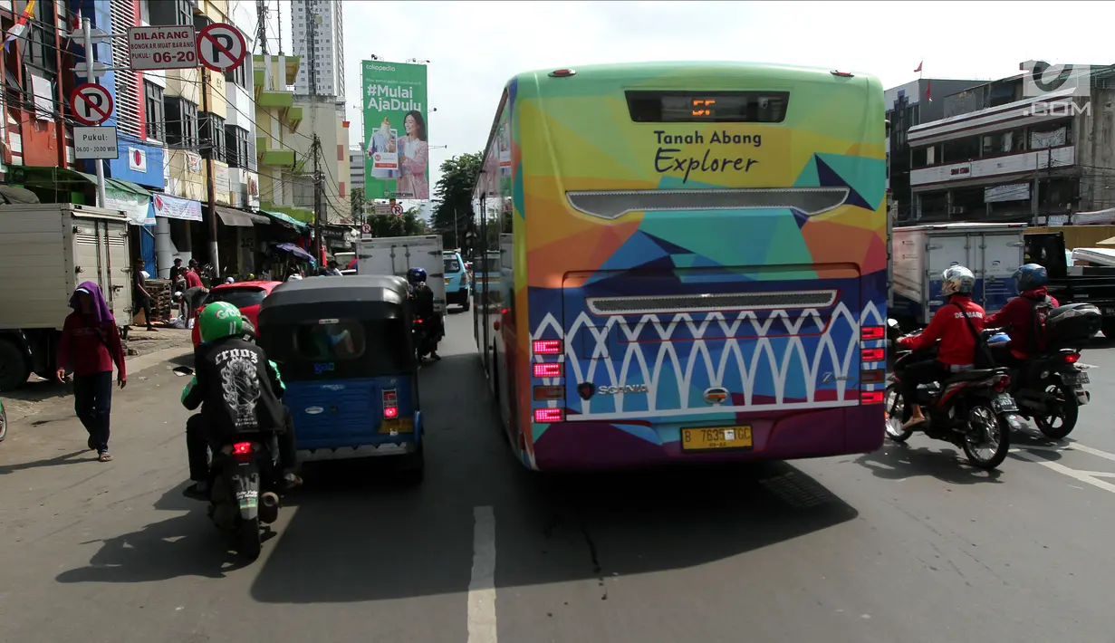 Bus Transjakarta Tanah Abang Explorer terlihat melintasi Jalan KH. Mas Mansyur, Tanah Abang, Jakarta, Jumat (2/2). (Liputan6.com/JohanTallo)