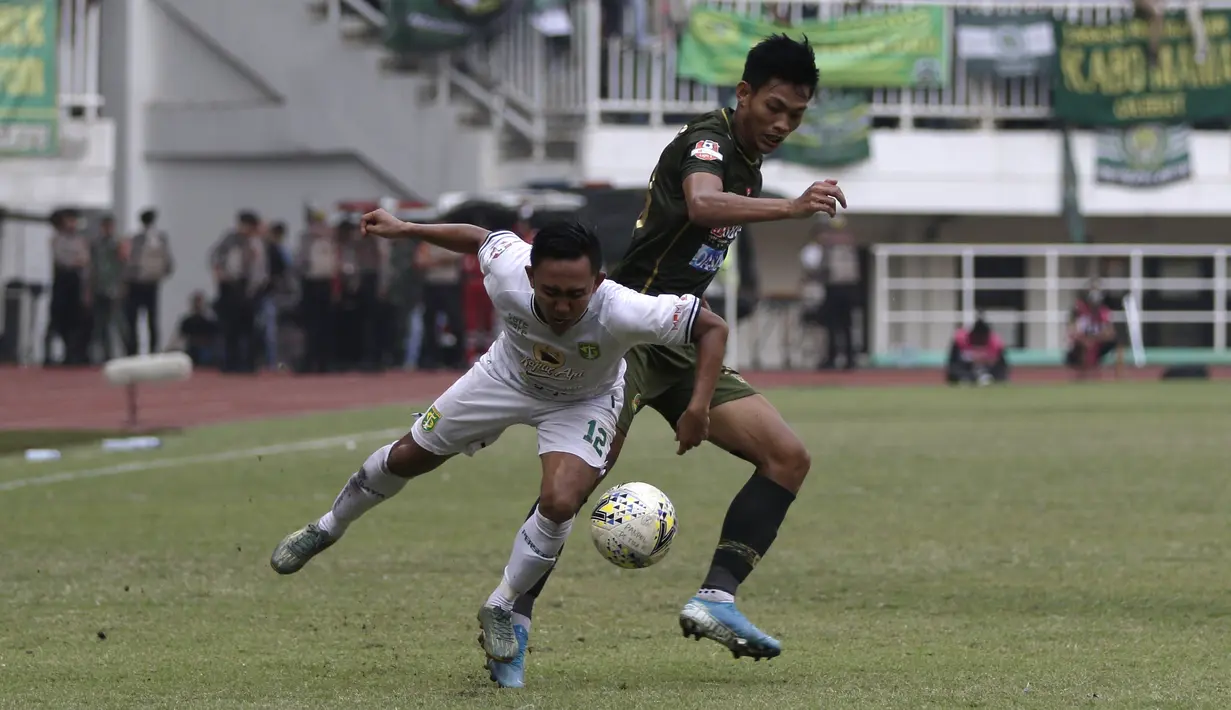 Gelandang Persebaya Surabaya, Rendi Irwan, berebut bola dengan pemain Tira Persikabo pada laga Shopee Liga 1 di Stadion Pakansari, Bogor, Sabtu (9/11). Persebaya tahan imbang Tira Persikabo 2-2. (Bola.com/Yoppy Renato)
