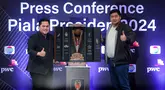 Ketua umum PSSI, Erick Thohir (kiri) bersama Ketua Steering Committee (SC) Piala Presiden 2024, Maruarar Sirait saat membuka trofi Piala Presiden 2024 dalam konferensi pers yang berlangsung di SCTV Tower, Senayan, Jakarta, Senin (15/07/2024). (Bola.com/Bagaskara Lazuardi)