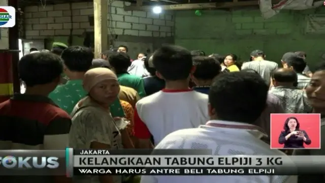 Kelangkaan tabung gas elpiji 3 kg membuat warga Tambora, Jakarta Barat harus mengantre panjang dan menunjukkan KTP setempat.