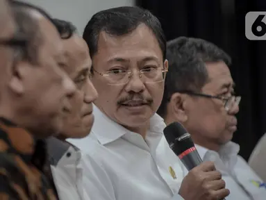 Menkes Terawan Agus Putranto memberikan keterangan terkait dua WNI yang terjangkit virus corona di Kemenkes, Jakarta, Senin (2/3/2020). Diketahui, keduanya tertular virus corona dari warga negara Jepang yang berkunjung ke rumah mereka di Depok, beberapa waktu lalu. (Liputan6.com/Faizal Fanani)