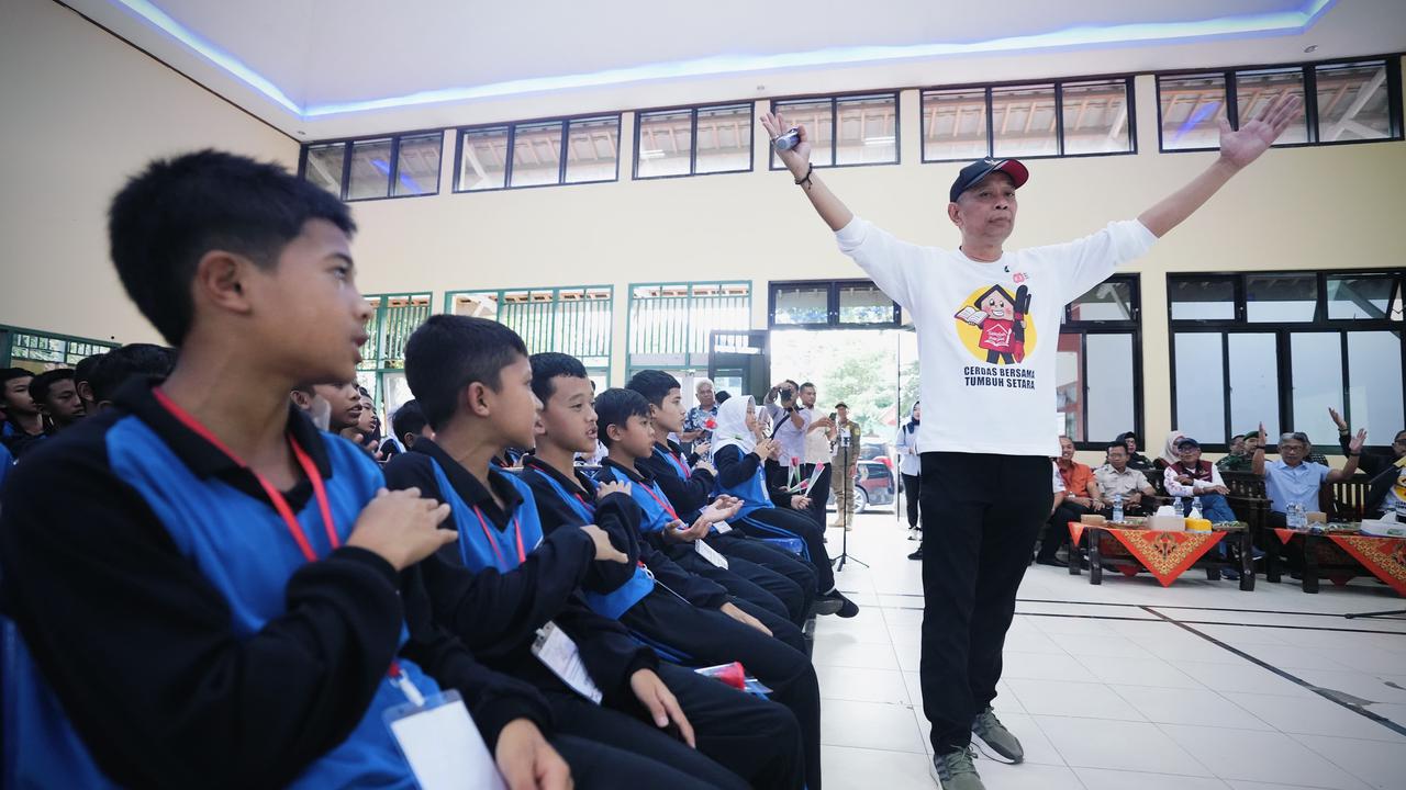 Wakil Menteri Sosial Agus Jabo Priyono saat berkunjung ke Sekolah Rakyat Menengah Pertama (SRMP) 27 Banjarnegara, Jawa Tengah, Sabtu (30/8/2025).
