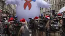 Peserta mengenakan kostum tokoh film Ghostbusters lengkap dengan balon udara besar ikut memeriahkan acara Hamleys Natal Toy Parade di Regent Street di London, Inggris (20/11). (AFP/Niklas Halle'n)
