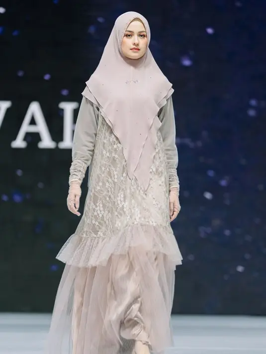 <p>Kimberly Ryder kembali mengejutkan publik dengan penampilannya yang memukau. Kali ini, ia tampil sebagai model dalam sebuah fashion show busana muslim syar'i yang sukses menarik perhatian banyak orang. [@kimbrlyryder].</p>