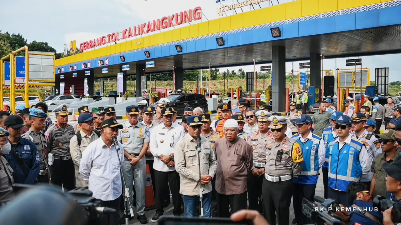 Menteri Perhubungan Budi Karya Sumadi meninjau sejumlah titik di Jawa Tengah dan Jawa Barat pada Sabtu (13/4) untuk memastikan arus balik Lebaran 2024 berjalan lancar.