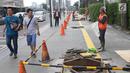 Pejalan kaki melihat peremajaan gorong-gorong di kawasan Thamrin, Jakarta, Selasa (15/1).Peremajaan dilakukan untuk mengantisipasi terjadinya penyumbatan saluran yang dapat menyebabkan banjir di kawasan tersebut. (Liputan6.com/Angga Yuniar)