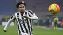 Weston McKennie. Gelandang USA berusia 23 tahun ini didatangkan Juventus dari Schalke pada awal musim 2020/2021 dengan status pinjaman yang dipermanenkan di tengah musim dengan total biaya 25,5 juta euro. Hingga kini ia telah tampil 69 laga dengan torehan 10 gol dan 3 assist. (AFP/Alberto Pizzoli)