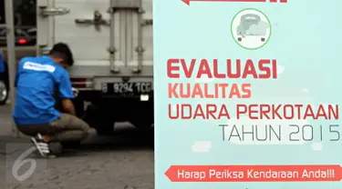 Petugas melakukan uji emisi pada kendaaan roda empat yang melintas di Jalan Proklamasi, Jakarta, Selasa (6/10/2015). Uji emisi gratis tersebut bertujuan untuk mengevaluasi kualitas udara perkotaan. (Liputan6.com/Immanuel Antonius)