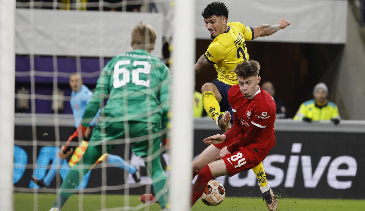 Pemain Liverpool, Conor Bradley (kanan), berusaha menghadang tendangan pemain Union Saint-Gilloise, Cameron Puertas, dalam laga terakhir Grup E Liga Europa 2023/2024 yang berlangsung di Lotto Park, Brussels, Jumat (15/12/2023) dini hari WIB. (AP Photo/Geert Vanden Wijngaert)