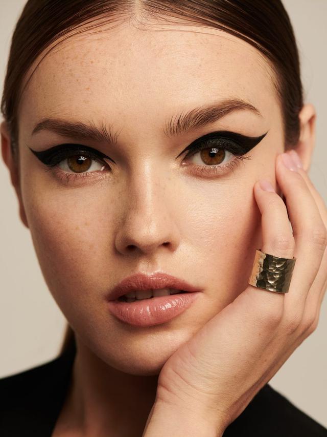 8 Cara Memakai Eyeliner Mudah Untuk Pemula dan Bentuk Mata yang Cocok