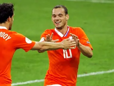 Dutch forward Ruud van Nistelrooy and midfielder Wesley Sneijder celebrates after scoring the second goal during their Euro 2008 Group C football match againts Italy on June 9, 2008 at the stade de Suisse in Bern. AFP PHOTO/FABRICE COFFRINI