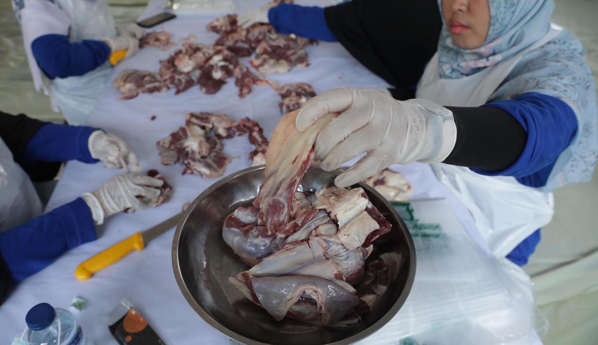 Petugas menimbang potongan daging sapi kurban untuk segera dikemas di Masjid Sunda Kelapa, Jakarta, Rabu (27/5/2026). (merdeka.com/Arie Basuki)