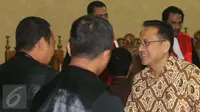 Irman Gusman menyapa tim kuasa hukum usai sidang di Pengadilan Tipikor Jakarta, Senin (20/2). Irman divonis 4,5 tahun penjara karena terbukti menerima suap Rp 100 juta terkait kuota pembelian gula impor di Perum Bulog. (Liputan6.com/Helmi Afandi)