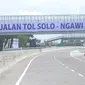 Suasana jalan tol Sragen-Ngawi di kilometer 538 jalan tol Solo-Ngawi, Jawa Tengah, Rabu (28/11). Jalan tol ini bagian dari jaringan jalan Tol Trans Jawa, yang tergabung dalam proyek strategis nasional. (Liputan6.com/Angga Yuniar)