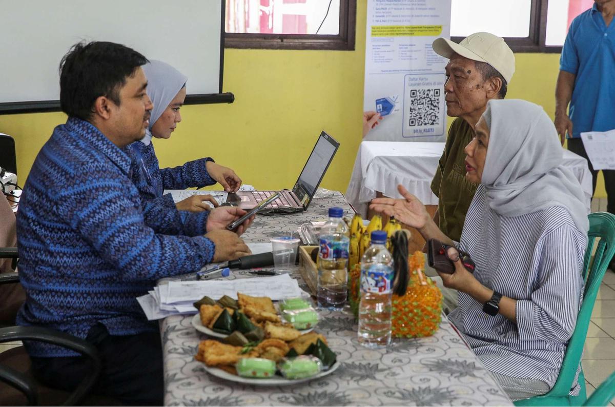 Antusiasme lansia serbu program Kartu Layanan Gratis trasportasi umum