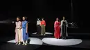 Model menampilkan kreasi dari brand fashion Hare selama koleksi musim semi / musim panas 2021 di Tokyo Fashion Week (15/10/2020). (AFP Photo/Philip Fong)