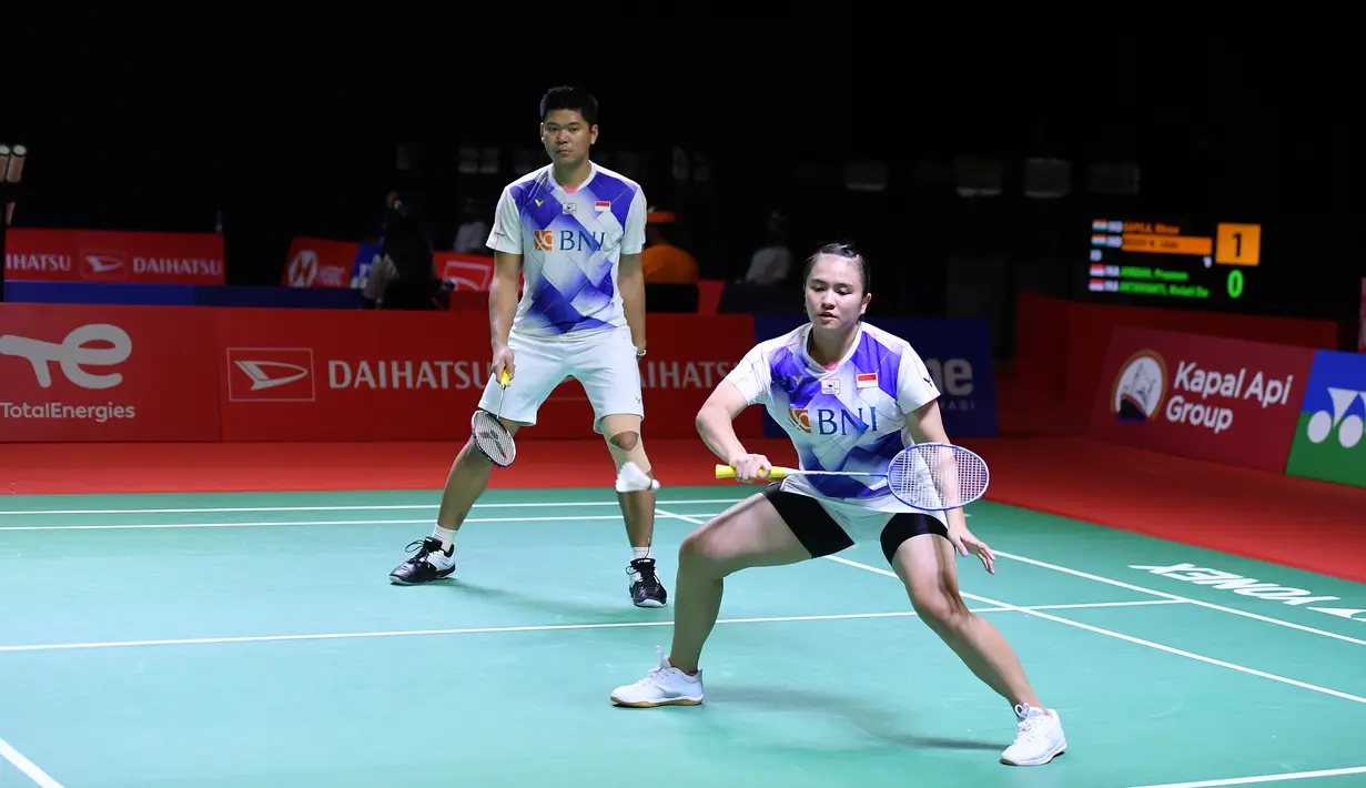 Ganda campuran Indonesia Praveen Jordan / Melati Daeva Oktavianti saat melawan Dhruv Kapila / Reddy N. Sikki (India) pada babak pertama Daihatsu Indonesia Masters 2021 di Bali International Convention Center, Rabu (17/11/2021). Praveen / Melati kalah 11-21 dan 20-22 dalam 30 menit. (HUMAS PP PBSI)