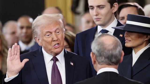 Donald Trump saat dilantik sebagai presiden ke-47 Amerika Serikat. Pelantikan Trump berlangsung di Rotunda Gedung Capitol AS, Washington DC, Senin (20/1/2025).