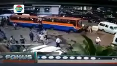 Keributan puluhan sopir angkot dan petugas Dinas Perhubungan (Dishub) DKI Jakarta terjadi di Terminal Kampung Melayu, Jakarta Timur.