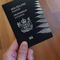 Paspor seorang pria mengalami penolakan akibat fotonya yang tak sesuai peraturan. (Via: boredpanda.com)