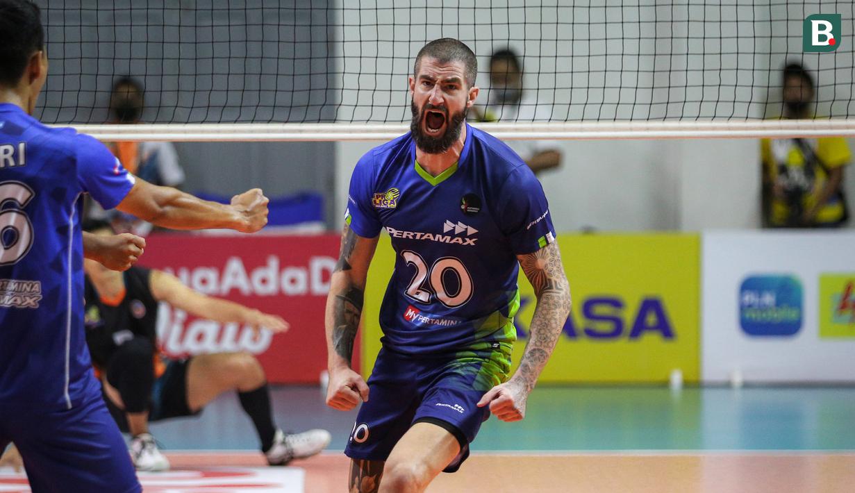 Pemain Jakarta Pertamina Pertamax, Jeffrey Paul Menzel melakukan selebrasi usai timnya mencetak poin saat menghadapi Jakarta BNI 46 dalam laga perebutan tempat ke-3 PLN Mobile Proliga 2022 di Padepokan Voli Jenderal Polisi Kunarto, Sentul, Minggu (27/03/2022). (Bola.com/Bagaskara Lazuardi)