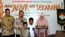 Bupati Batang, Yoyok Riyo Sudibyo (kedua kiri) memberi sambutan saat mendapat kejutan dari istri dan kedua anaknya usai berbicara pada seminar Kekuatan Perempuan Inspirasi Perubahan di Jakarta, Sabtu (23/4/2016). (Liputan6.com/Helmi Fithriansyah)
