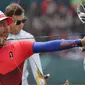 Pemanah putra Indonesia, Riau Ega Agata Salsabilla saat bertanding melawan Ilfat Abdullin asal Kazakhstan di Asian Games 2018, di Jakarta, Selasa (28/8). Riau Ega memperoleh medali perunggu. (AP Photo/Lee Jin-man)