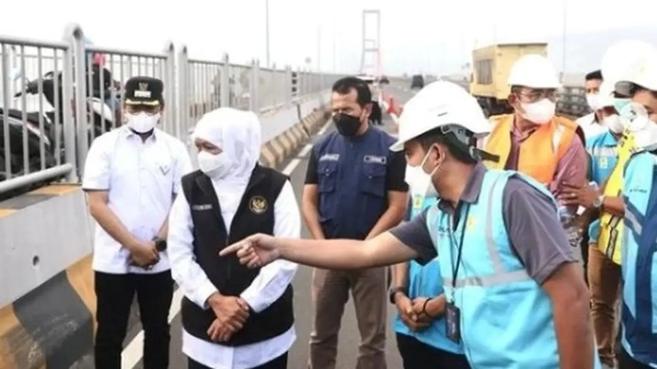 General Manager PLN UID Jatim Lasiran koordinasi di jembatan Suramadu di titik trouble kabel di bawah rute motor arah Surabaya-Madura. (Instagram khofifah ip)