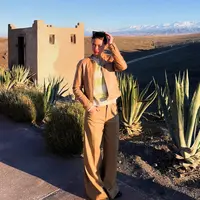 Nuansa earthy dan warna nude yang ia pilih membuat keseluruhan tampilannya terasa harmonis dengan suasana kota yang kering dan hangat. [@yukikt].